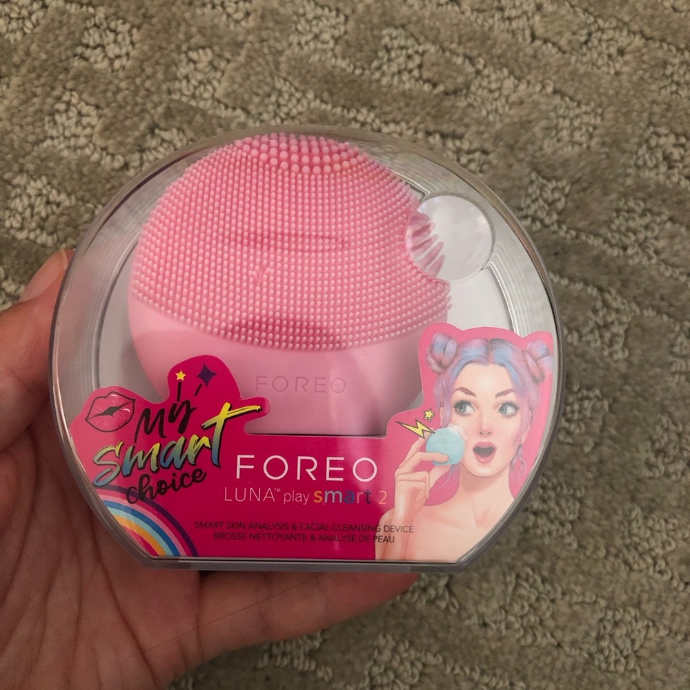 Foreo Luna play smart 2 in tickle me pink facial cleansing device